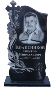 Гранитный памятник в Геленджике с крестом и цветами
