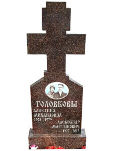 Памятник из коричневого гранита в форме креста в Геленджике