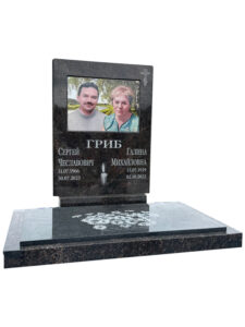 Памятник из коричневого гранита на двоих в Геленджике