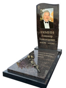 Памятник из коричневого гранита с цветным портретом