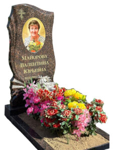 Памятник из коричневого гранита с цветным портретом в Геленеджике