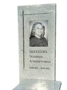 Памятник из серого гранита для женщины в Геленджике