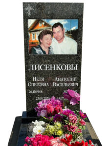 Памятник с цветной фотографией в Геленджике